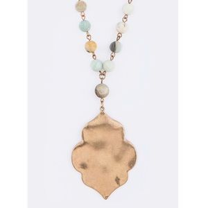 Stone Beads Hammered Quatrefoil Pendant Necklace